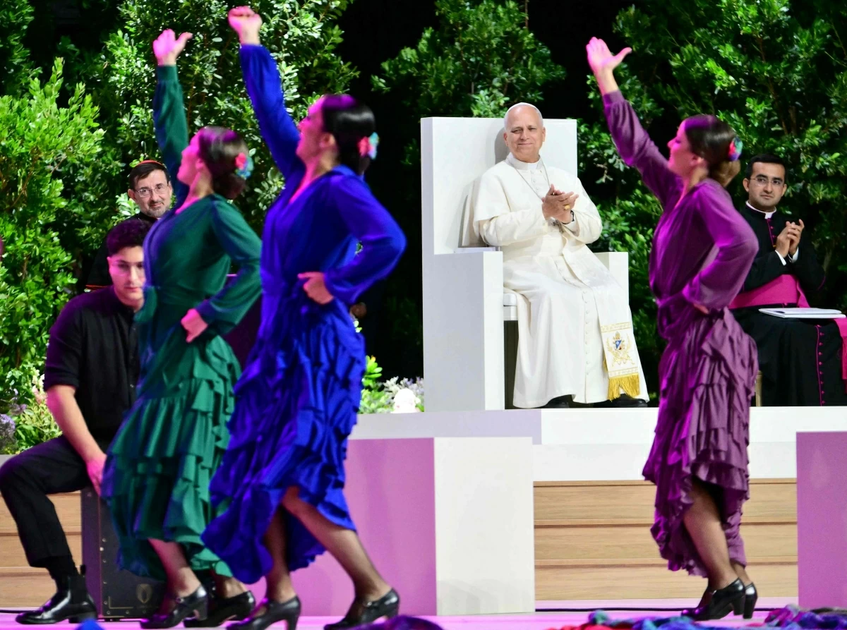 Pope Leo XIV watches flamenco dancers and musicians during the meeting Building networks with the world of Culture, Art, Economy and Sports at the Movistar Arena in Madrid on June 7, 2026
(AFP photo)
