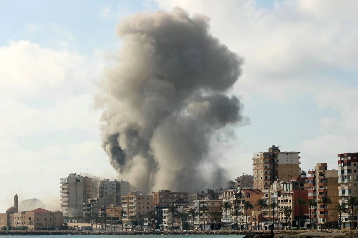 Smoke rises from the site of an Israeli airstrike that targeted a neighborhood in the southern Lebanese coastal city of Tyre on June 7, 2026 (AFP photo)