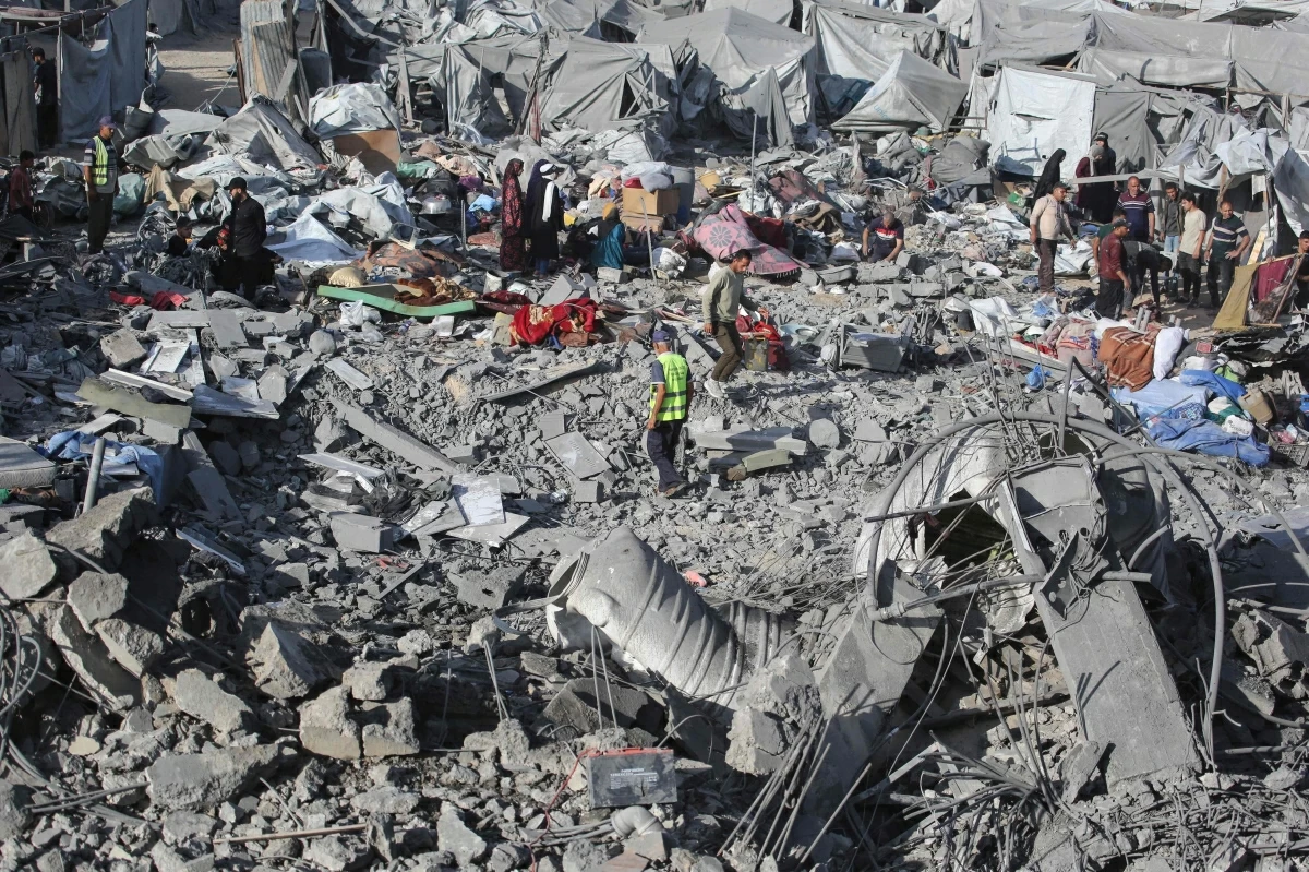 Palestinians assess damage at the site of an Israeli airstrike in Khan Yunis, southern Gaza Strip, on June 7, 2026
(AFP photo)