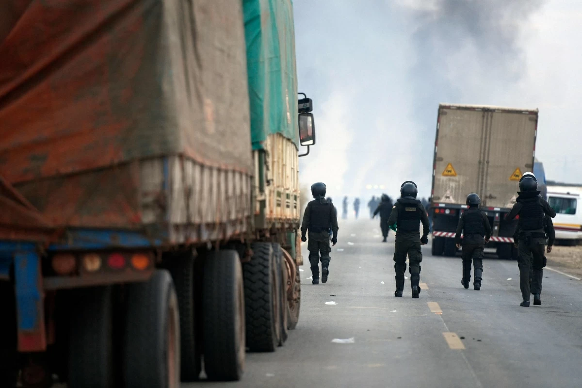 Police officers carry out an operation to clear a road blockade in San Julian, Santa Cruz department, Bolivia, on Saturday (AFP photo)