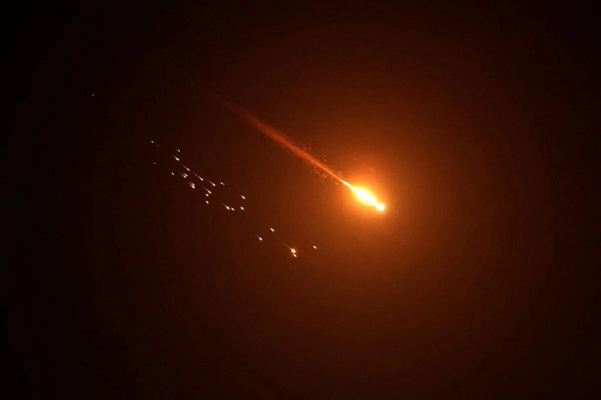 Rocket trails are seen in the sky above the Israeli coastal city of Netanya, amid a fresh barrage of Iranian missile attacks on March 27, 2026 (AFP photo)
