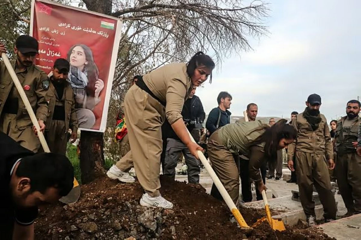 Female members of the Iranian Kurdish opposition Komala party attend to the grave of Ghazal Moulai, in the autonomous Kurdistan region on April 16, 2026 (AFP photo)