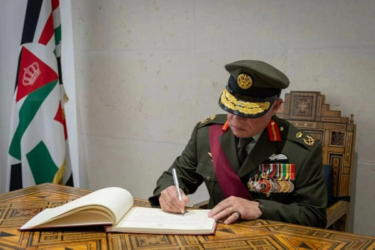 King receives cables on Accession to the Throne Day, Great Arab Revolt anniversary, and Army Day