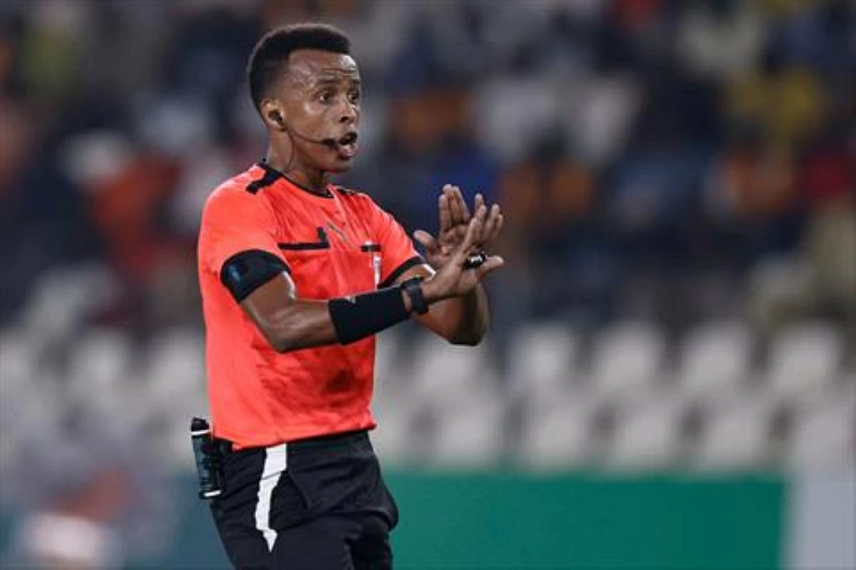 Somalian referee Omar Abdulkadir Artan gestures during the Africa Cup of Nations (CAN) 2024 group D football match between Mauritania and Algeria at Stade de la Paix in Bouake on January 23, 2024 (AFP photo)