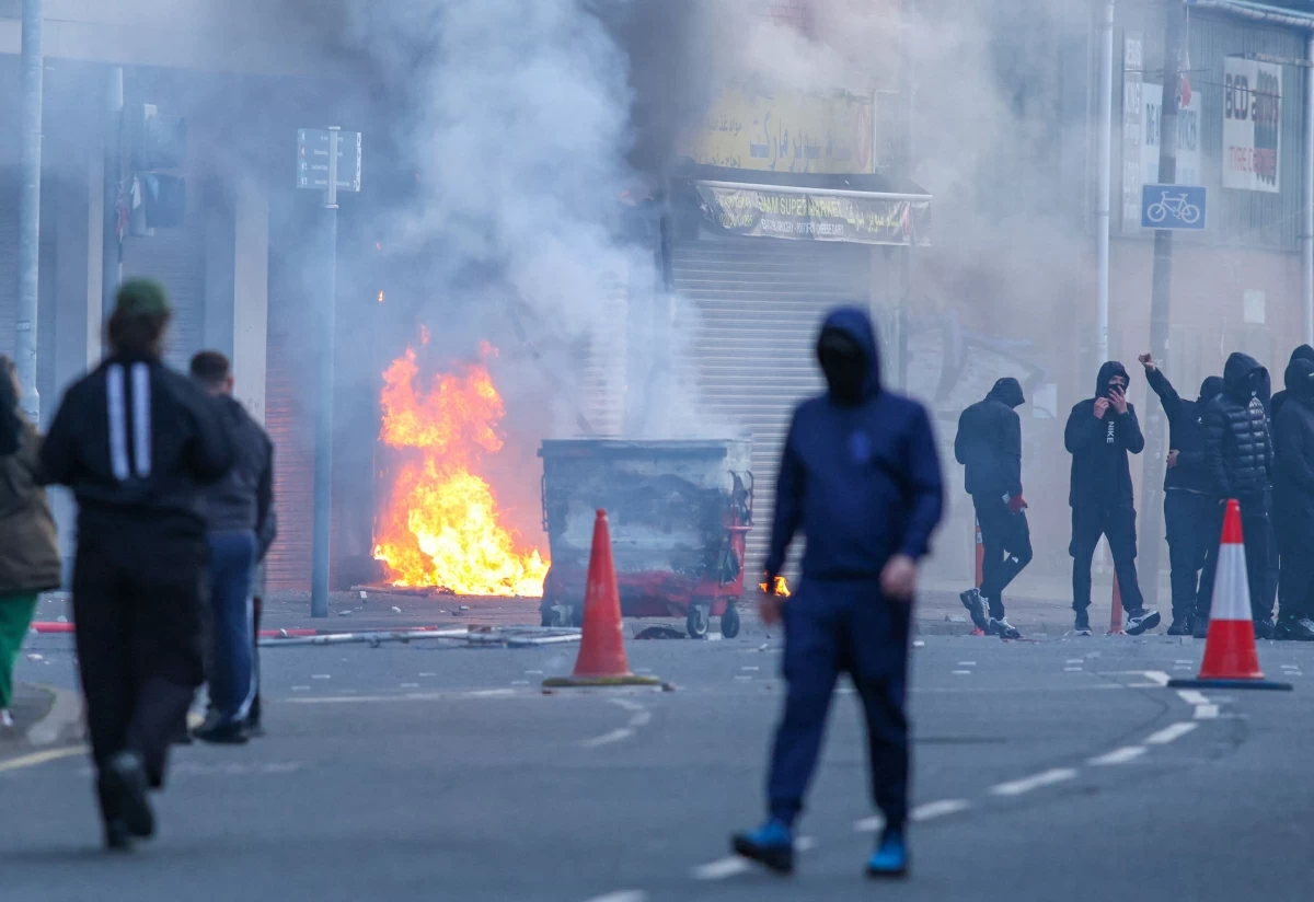 A building is set alight in the Sandy Row area of Belfast city centre, Northern Ireland, in the evening of June 9, 2026 (AFP photo)