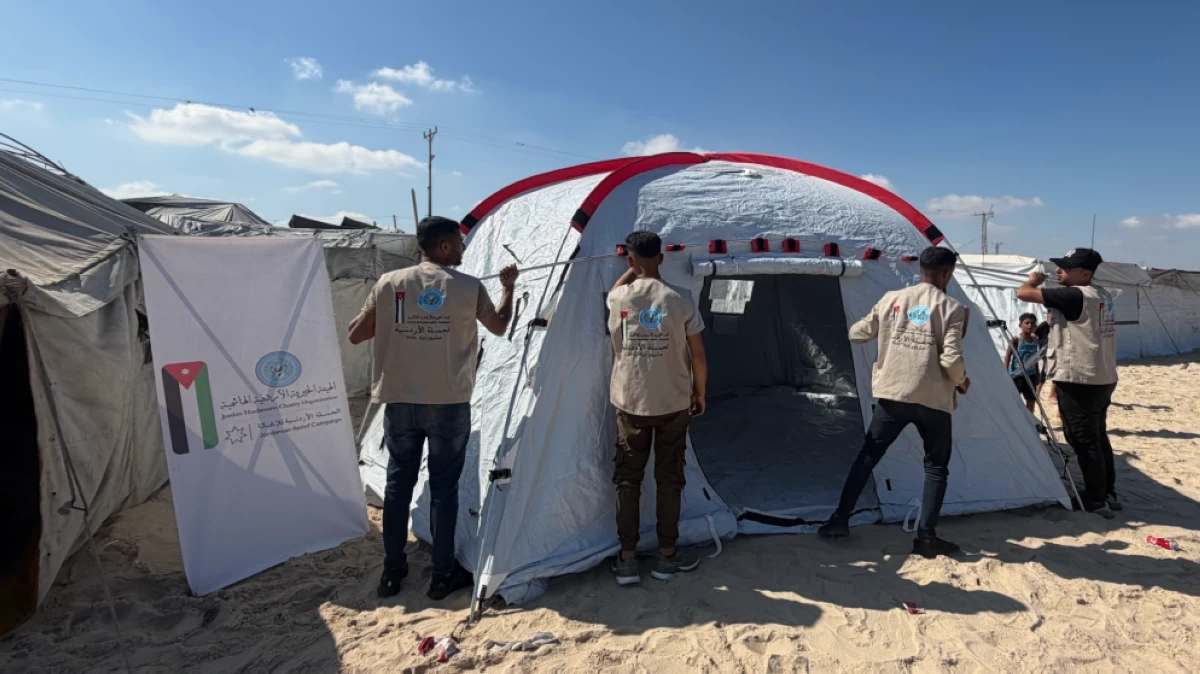 The Jordan Hashemite Charity Organisation (JHCO) on Saturday distributes tents to journalists affected by the Israeli war on Gaza
(JHCO photo)
