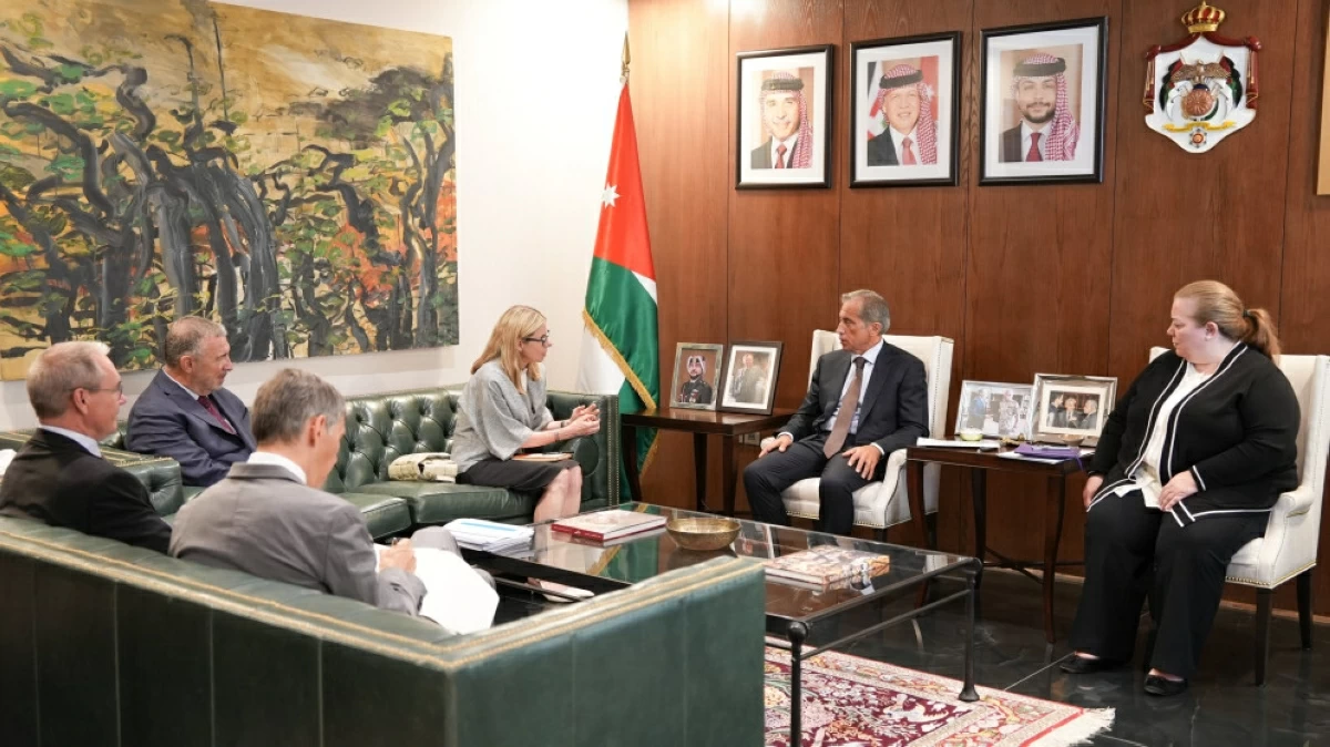 Prime Minister Jafar Hassan meets on Sunday with the World Bank’s Managing Director of Operations, Anna Bjerde (Petra photo) 