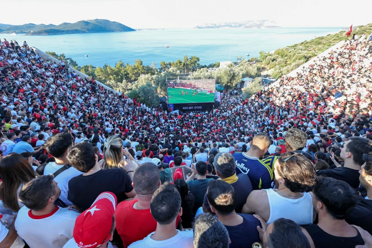 Turkish fans watch a broadcast of the FIFA World Cup 2026 Group D match between Australia and Turkey at the Hellenistic amphitheatre of Antiphellos at Kas district of Antalya on June 14, 2026 (AFP photo)