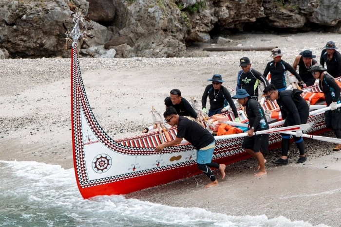To Batanes The Tao (Yami) indigenous rowers launch a traditional wooden canoe called Ovayan (Golden Friendship) for its voyage to the Philippines' Batanes Islands on Monday
(AFP photo)