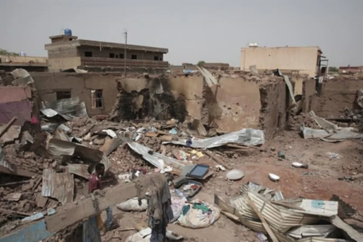 A man walks by a house damaged by fighting in Khartoum, Sudan
(AFP photo)