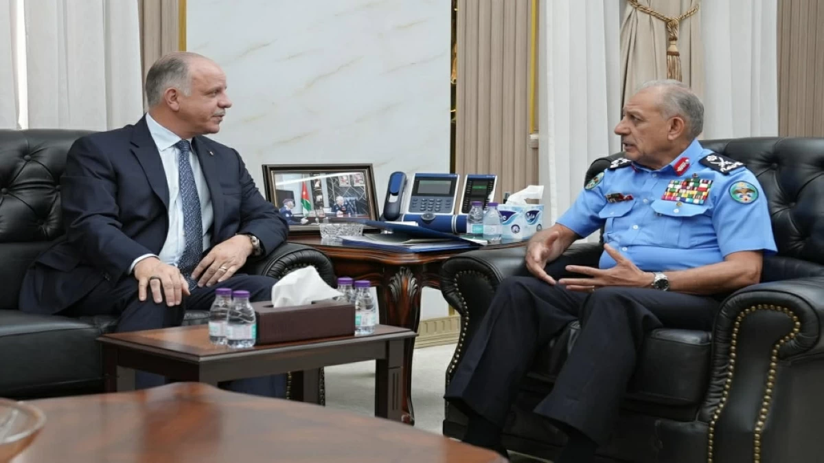 HRH Prince Feisal, the Regent, on Tuesday visits the Public Security Directorate (PSD) and met with its Director Maj. Gen. Obaidallah  Maaytah (Petra photo)