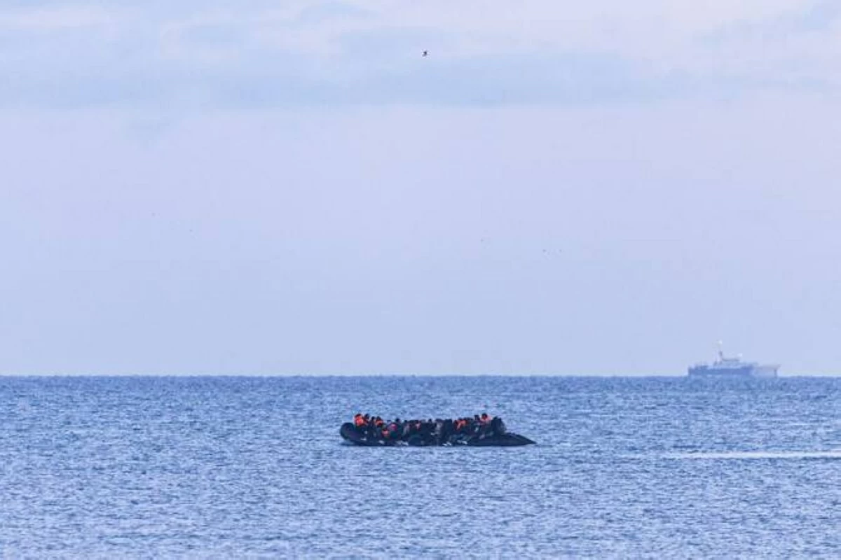 Migrants attempt to cross the English Channel in a smuggler's boat off the coast of Gravelines, northern France (AFP photo)