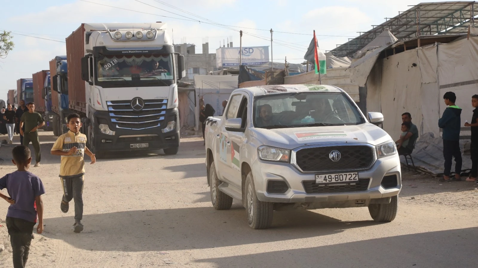 The Jordan Armed Forces-Arab Army (JAF) says the convoy is part of ongoing efforts to support the two field hospitals and maintain medical and rehabilitation services in Gaza amid difficult conditions (JAF photo)