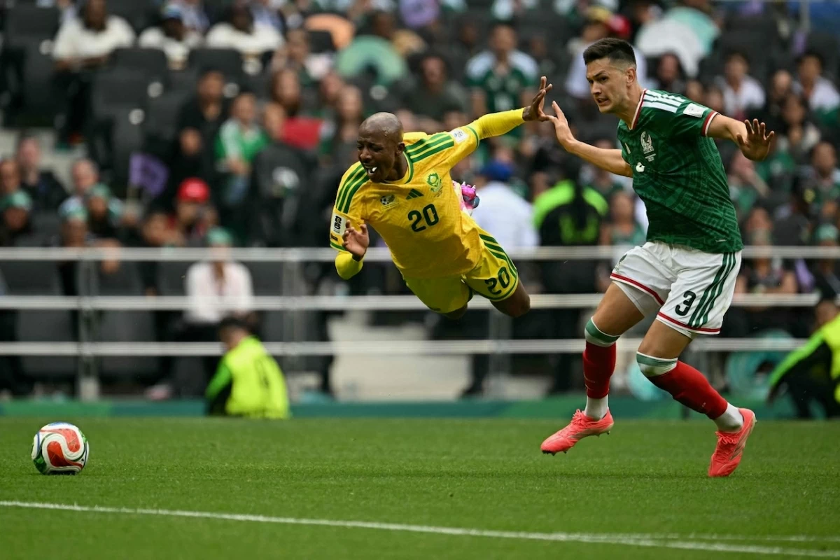 Cesar Montes of Mexico (right) in action against South Africa’s Khuliso Mudau
(AFP photo)