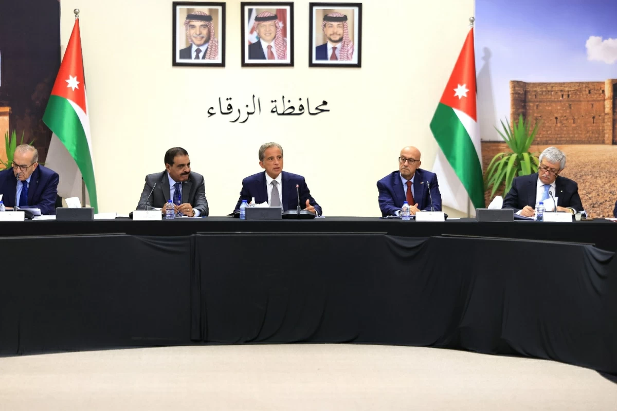 Prime Minister Jafar Hassan speaks during a Cabinet session he chairs in Zarqa on Sunday

(Petra photo)
