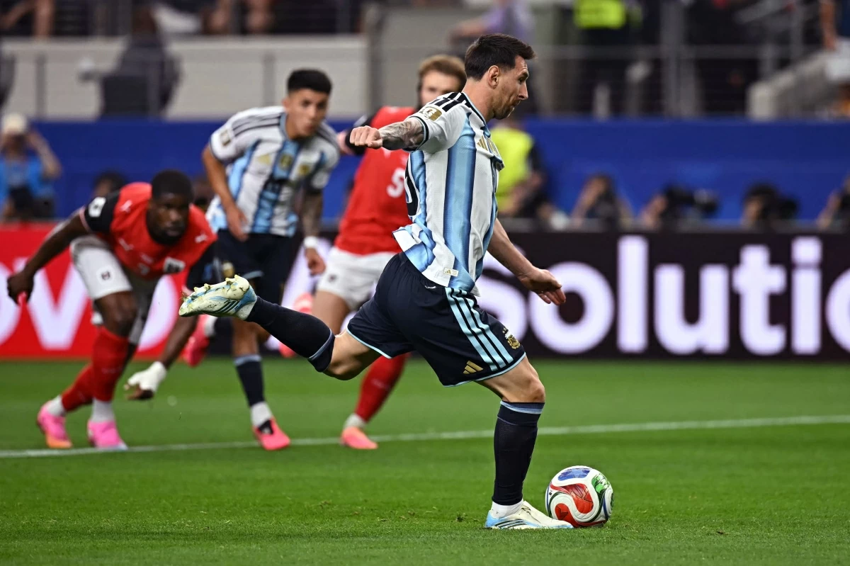 Argentina's forward #10 Lionel Messi shoots and misses a penalty kick during the 2026 World Cup Group J football match between Argentina and Austria at the Dallas Stadium in Arlington on Monday (AFP photo)