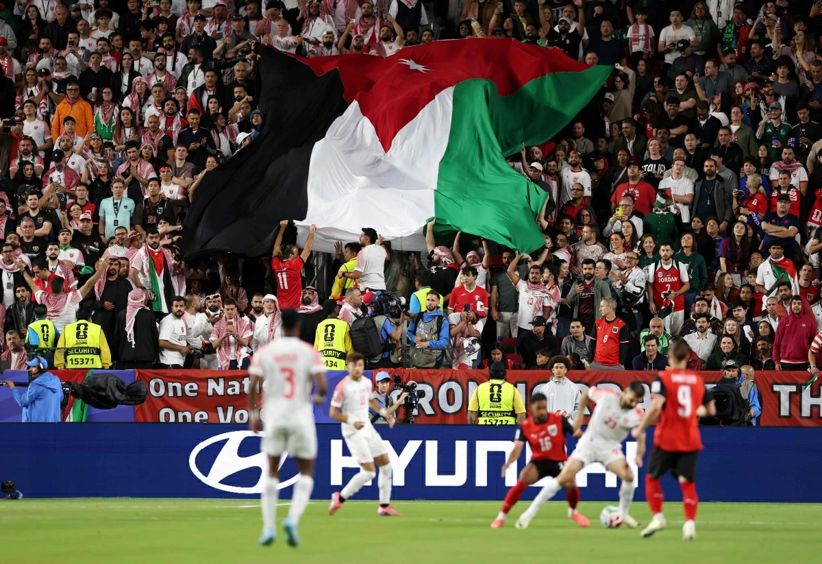 Fans of Jordan spread the big national flag during the FIFA World Cup 2026 Group J match between Austria and Jordan at San Francisco Bay Area Stadium on June 16 in Santa Clara, California (AFP photo)