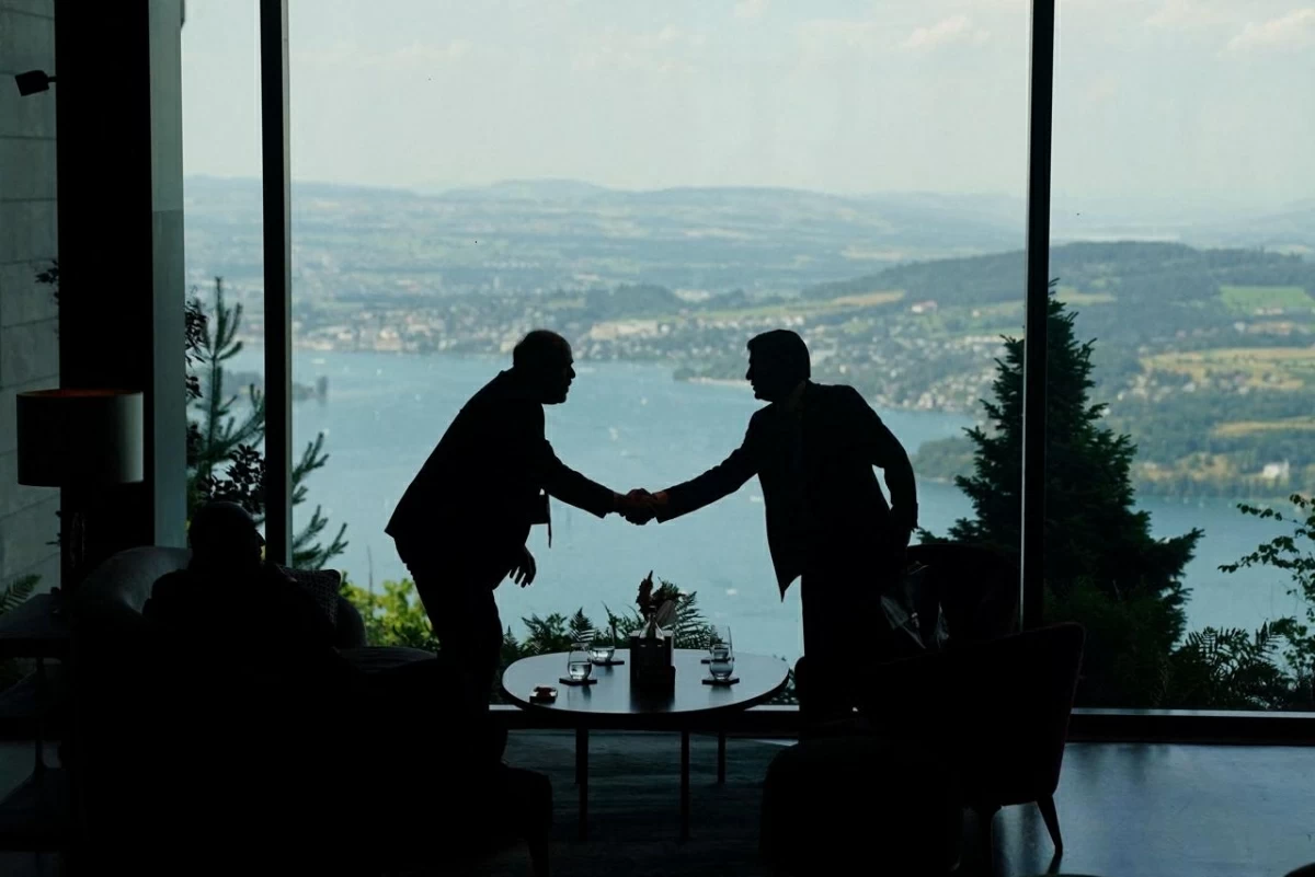 Delegation staff members meet in the lobby on the day of a quadrilateral meeting between the United States, Iran, Pakistan and Qatar at the Burgenstock luxury hotel complex overlooking Lake Lucerne, Switzerland, on June 21, 2026
(AFP photo)