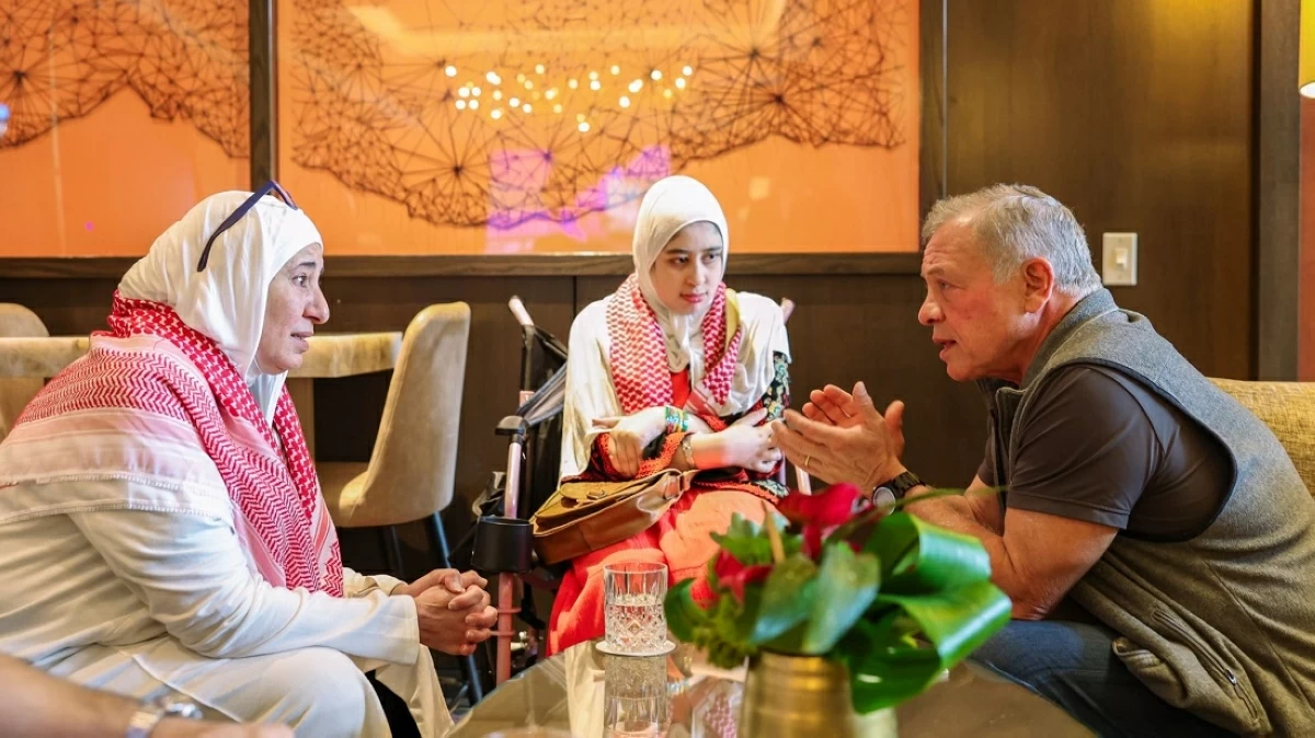 His Majesty King Abdullah on Tuesday meets Jordanian expatriate Manal Daher in California and invited her to visit the Kingdom at his own expense (Petra photo)