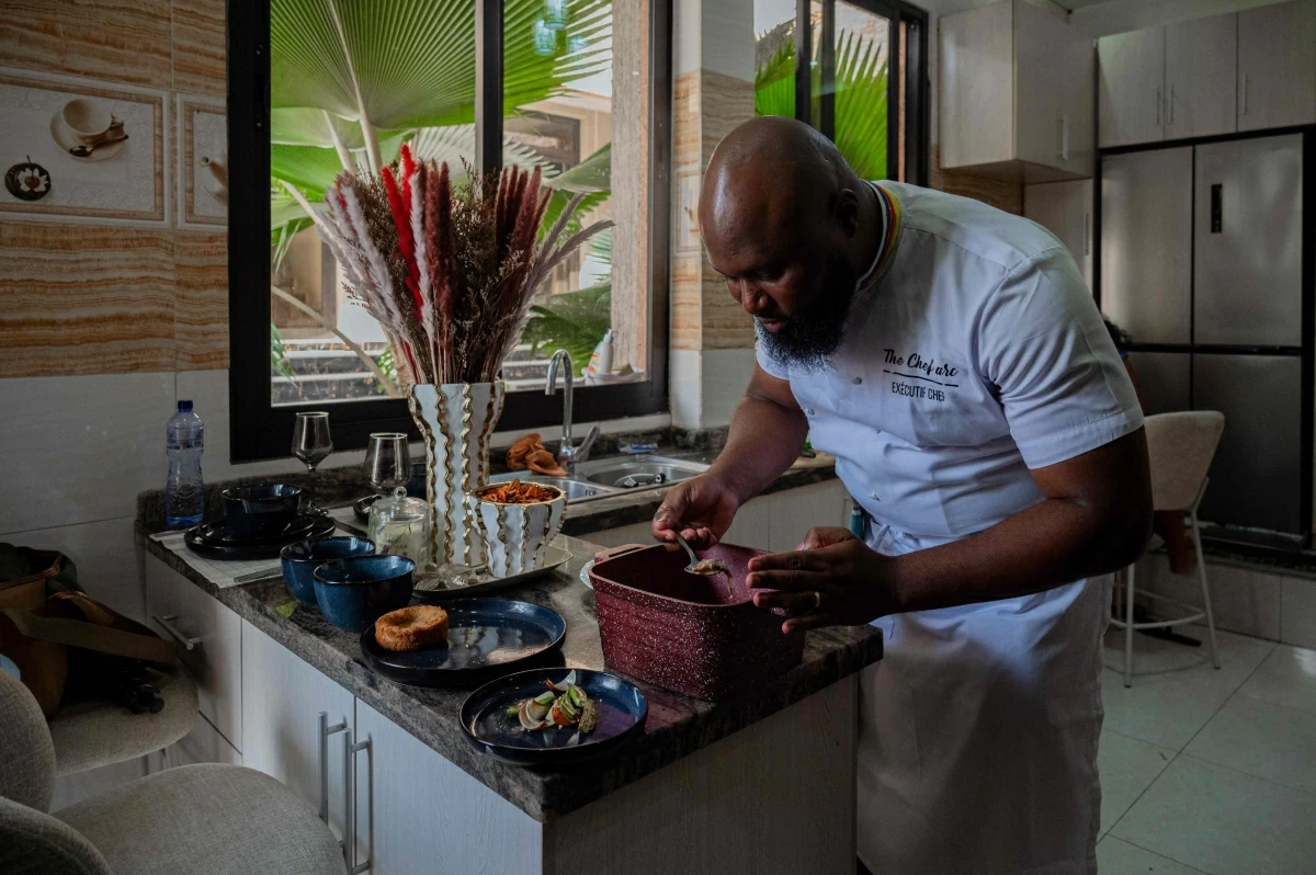 Congolese chef Archi Dimosi plates one of his signature dishes in Kinshasa on May 17 (AFP photo)