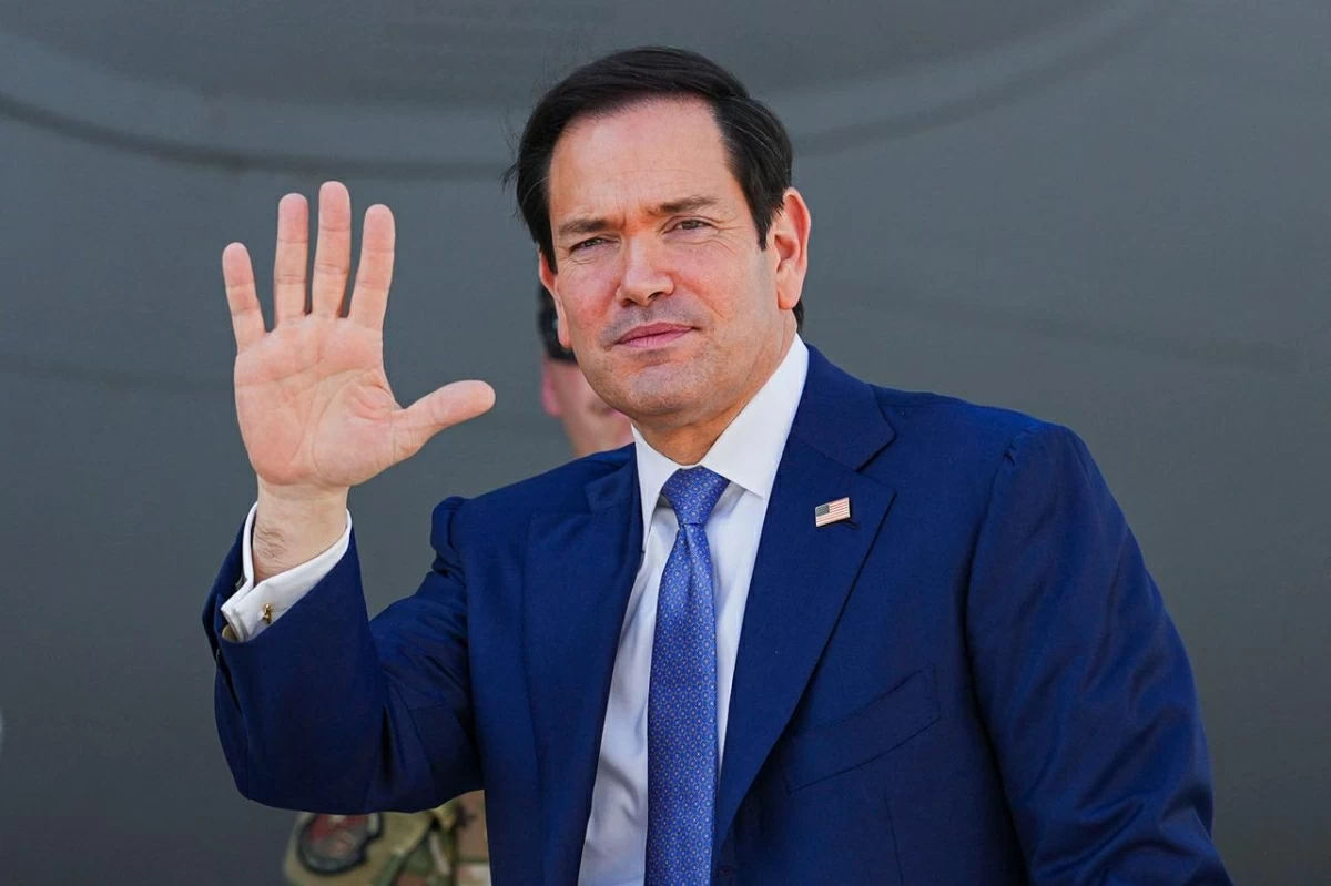 US Secretary of State Marco Rubio waves as he boards a US Air Force C-17 Globemaster III transport aircraft after his visit to the Middle East (AFP photo)