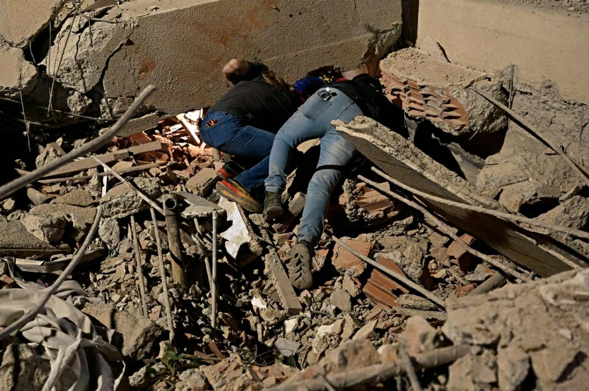 Rescue workers search through the rubble of a collapsed building in the Altamira neighbourhood following an earthquake in Caracas on June 24, 2026
(AFP photo)