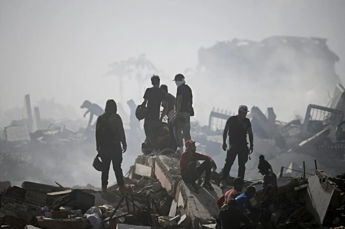 Volunteers search for possible victims in a collapsed building following twin earthquakes in Caraballeda, La Guaira state, some 40 km northeast of Caracas, on June 25, 2026
(AFP photo)