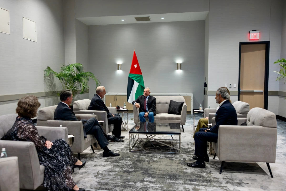 His Majesty King Abdullah meets on Saturday with Arlington Mayor Jim Ross, in Texas (Photo courtesy of Royal Court)