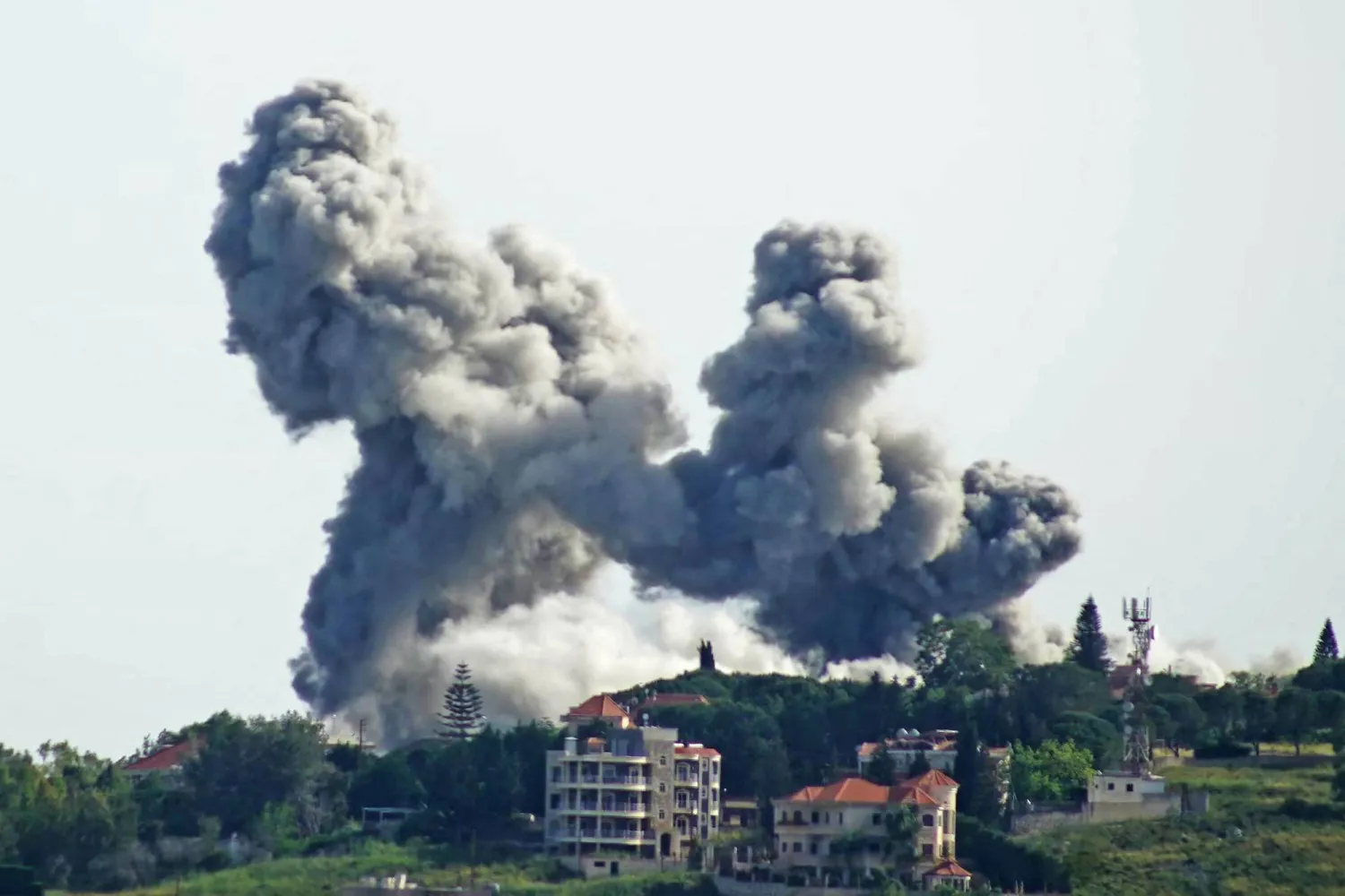 Smoke rises from the site of an Israeli airstrike that targeted the southern Lebanese village of Choukine on May 17, 2026
(AFP photo)