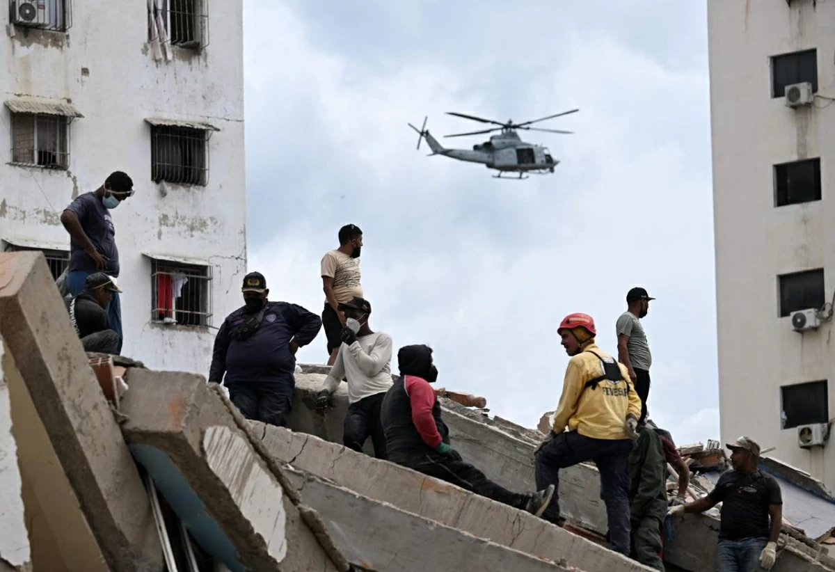 A US Marines helicopter overflies a quake-hit area in Caraballeda, La Guaira State, Venezuela on June 28, 2026, following twin earthquakes (AFP photo)