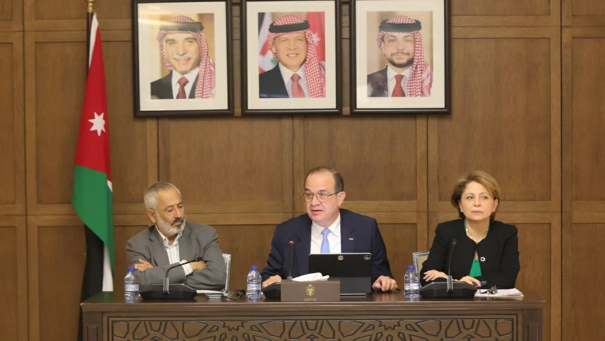 Minister of Public Sector Development Badria Balbisi, in presence of  Minister of Digital Economy and Entrepreneurship  Sami Smirat and Director of the Jordanian Academy for Public Administration Mustafa Hamarneh, on Tuesday inaugurates the “Artificial Intelligence for Government Leaders” programme (Petra photo) 
