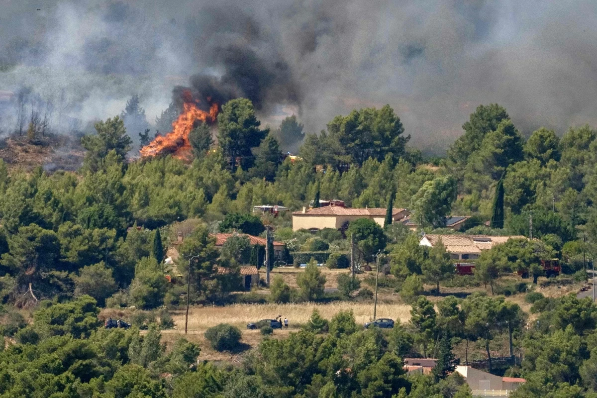 This photograph shows a wildfire raging near houses in Pouzols-Minervois, southwestern of France, on July 2, 2026 (AFP photo)