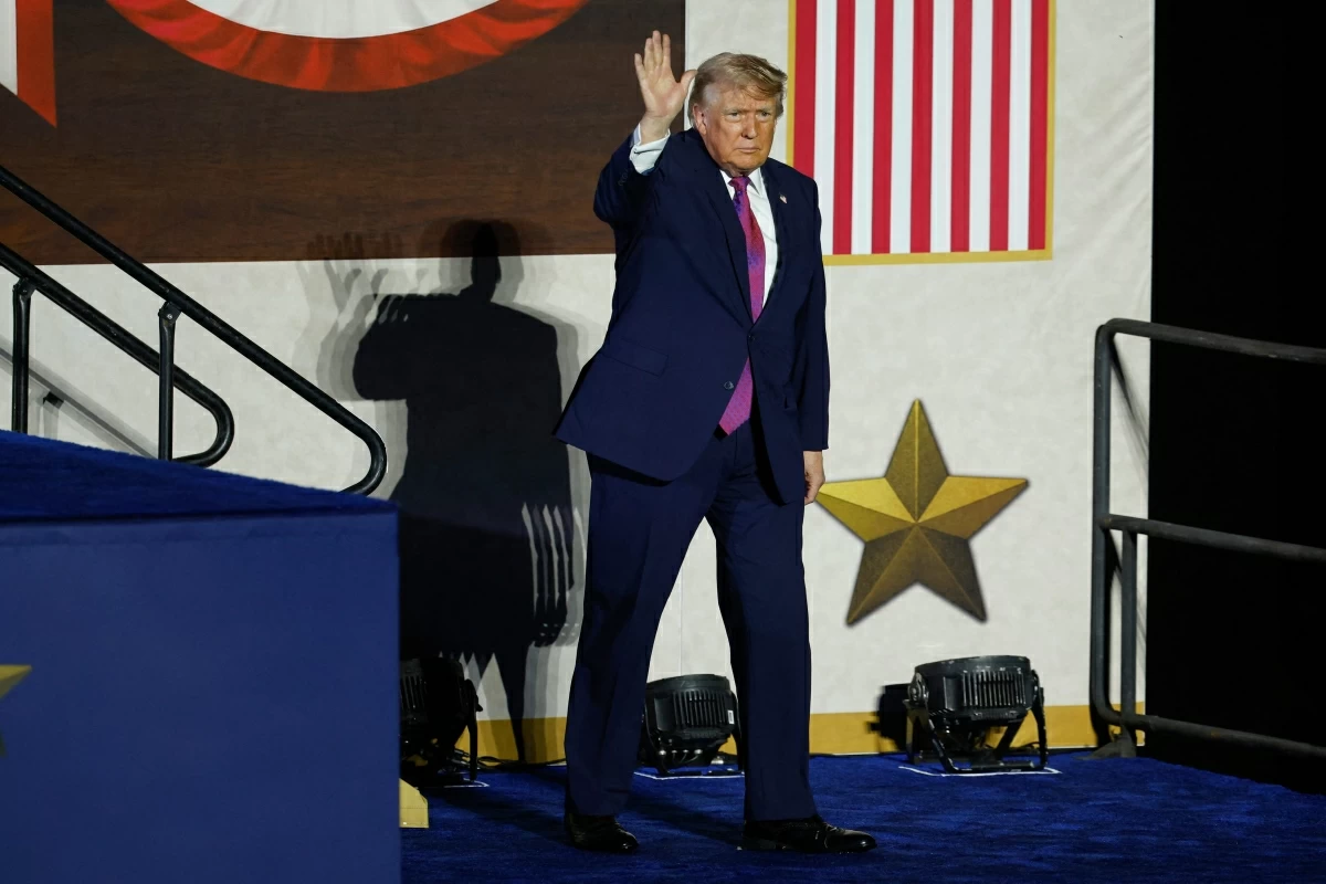 US President Donald Trump waves towards the crowd after speaking at a rally at Mount Rushmore National Memorial on July 03, 2026 in Keystone, South Dakota (AFP photo) 
