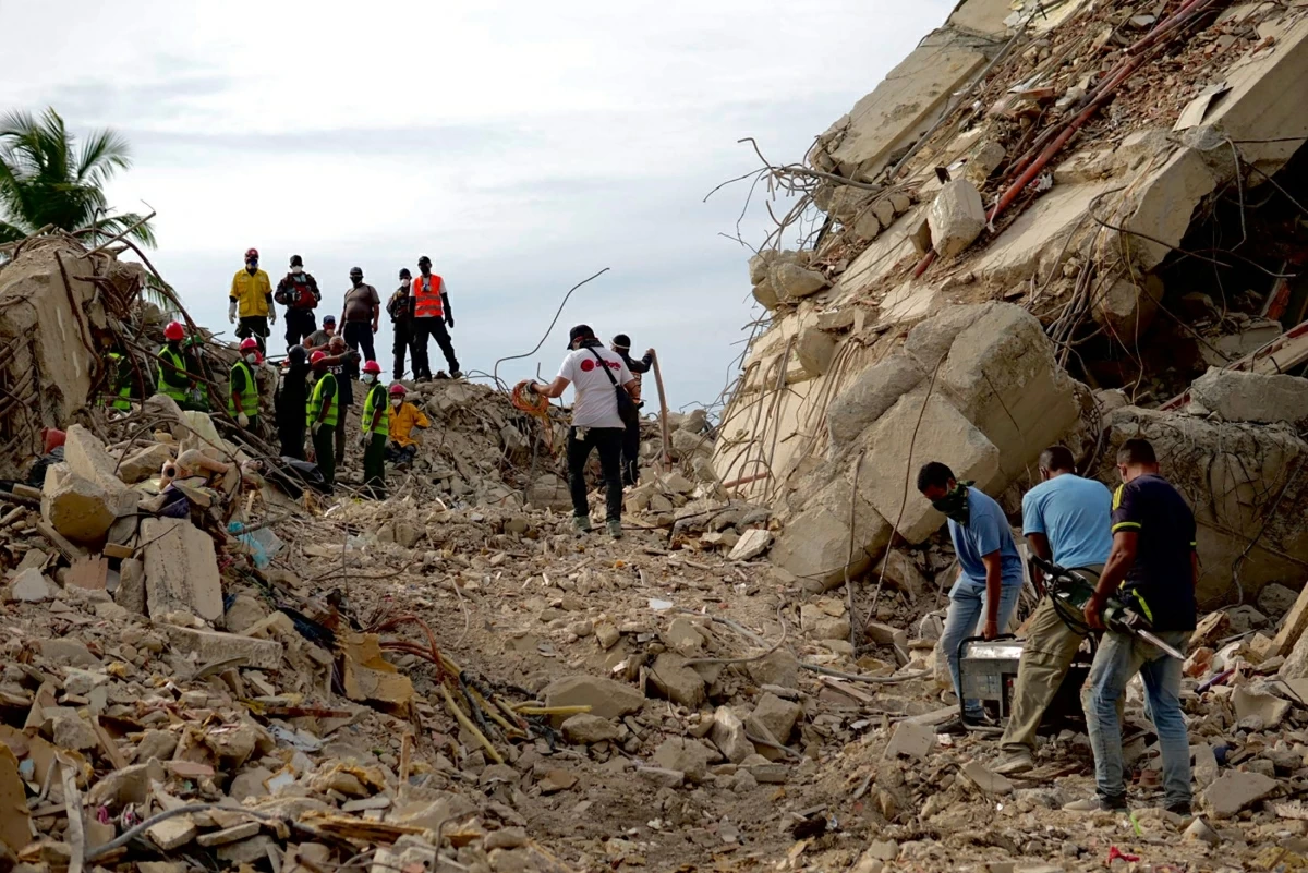 Rescuers search for vitims of the June 24 twin quakes at the site of a collapsed building in Tanaguarena sector in Caraballeda, La Guaira State, Venezuela on July 3, 2026 (AFP photo)