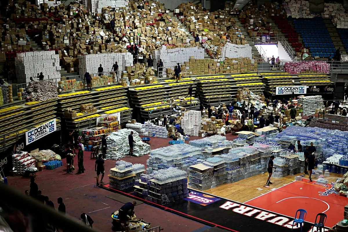 Venezuelan armed forces cadets arrange tons of donated supplies for the victims of the June 24 quakes, at the Jose Maria Vargas sports complex domo in Maiquetia, La Guaira state, Venezuela, on July 3, 2026 (AFP photo)
