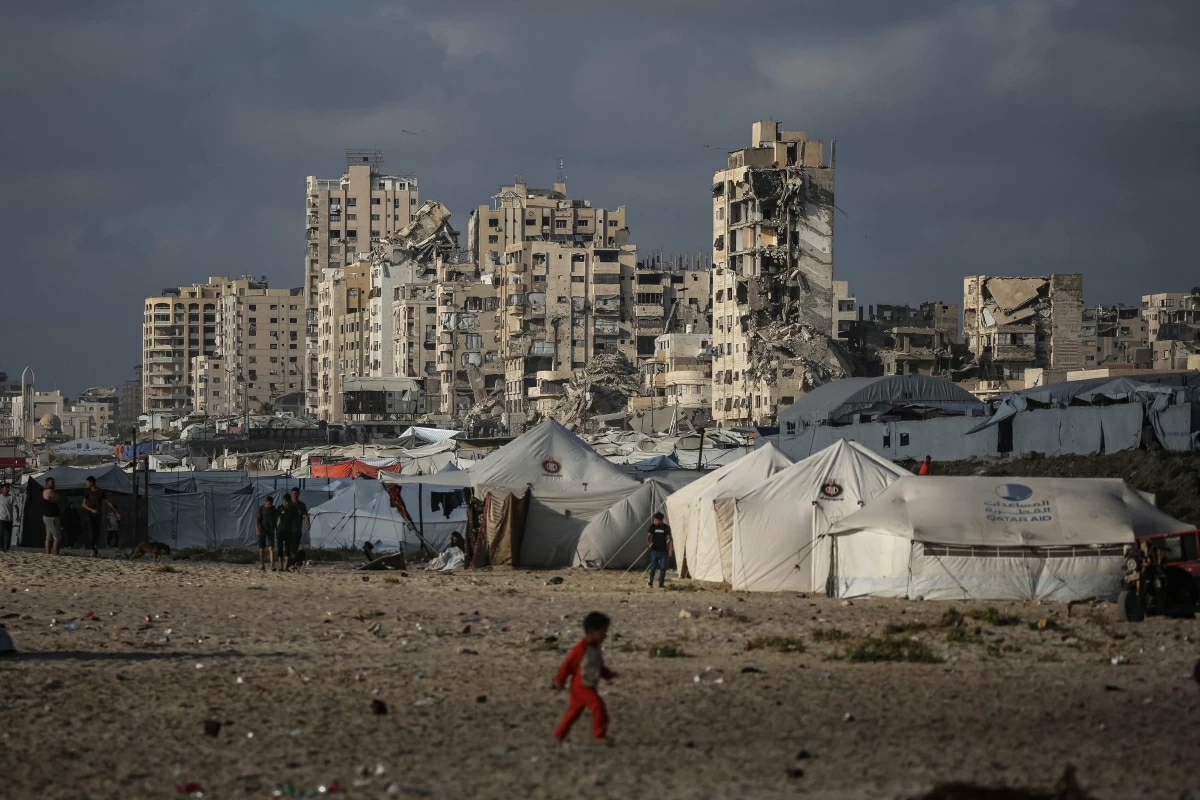 A Palestinian child walks near a camp for the displaced on the beach in Gaza City on July 3, 2026 (AFP photo) 