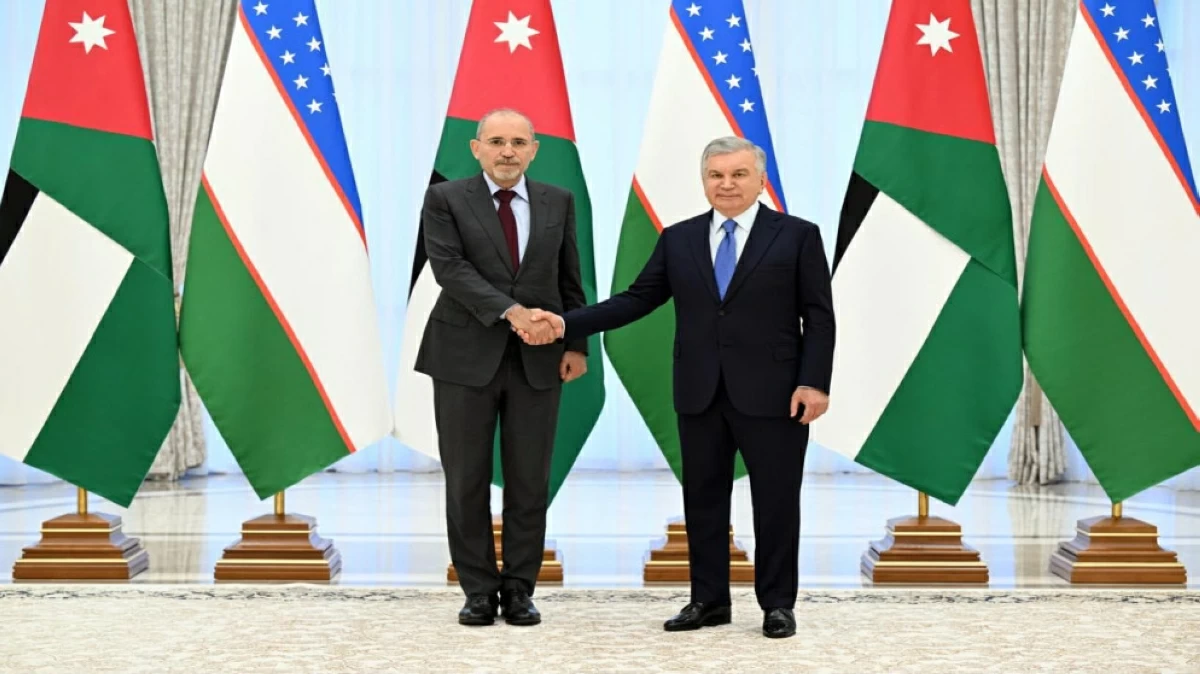 Uzbek President Shavkat Mirziyoyev on Monday receives Deputy Prime Minister and Minister of Foreign Affairs Ayman Safadi in Tashkent (Foreign Ministry photo)