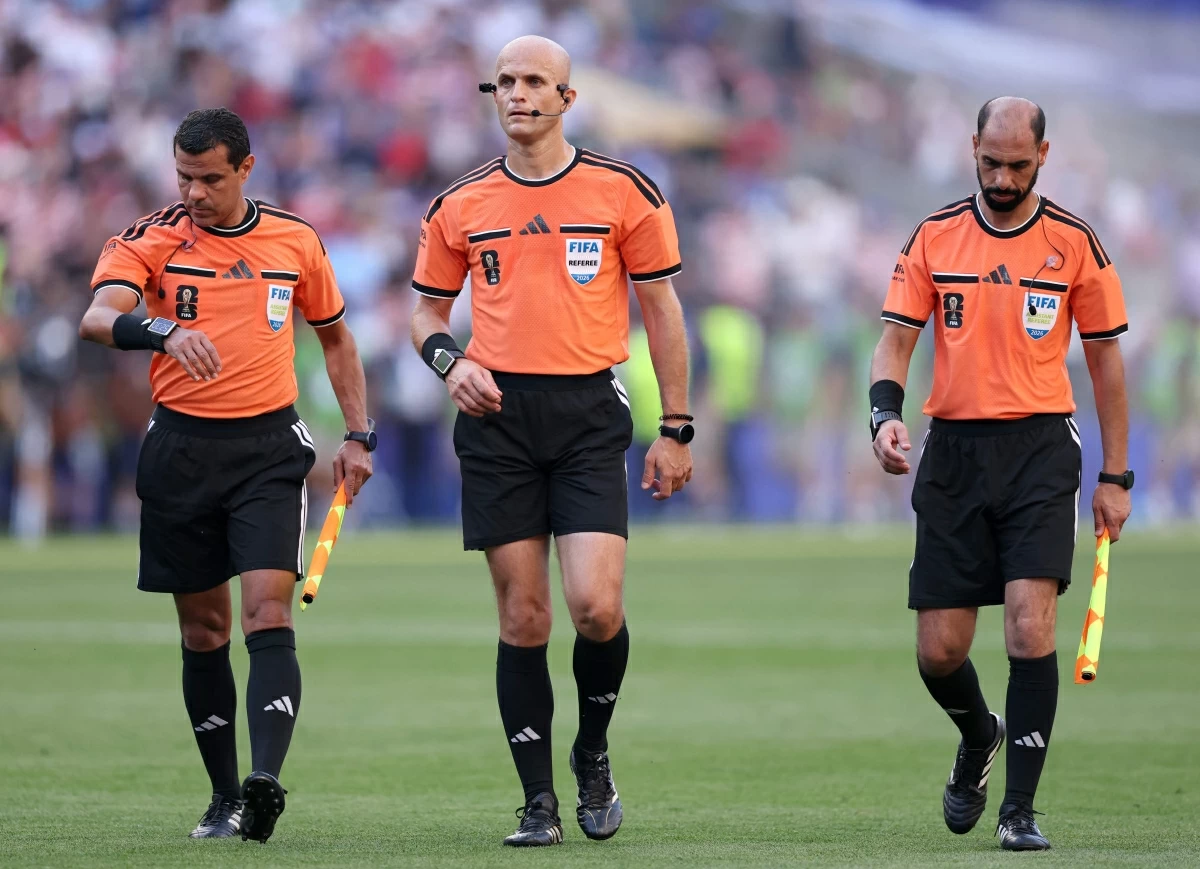 Referee Adham Makhadmeh looks on with match officials during the FIFA World Cup 2026 Round of 16 match between USA and Belgium at Seattle Stadium on July 06, 2026 in Seattle, Washington (Getty Images/AFP photo)