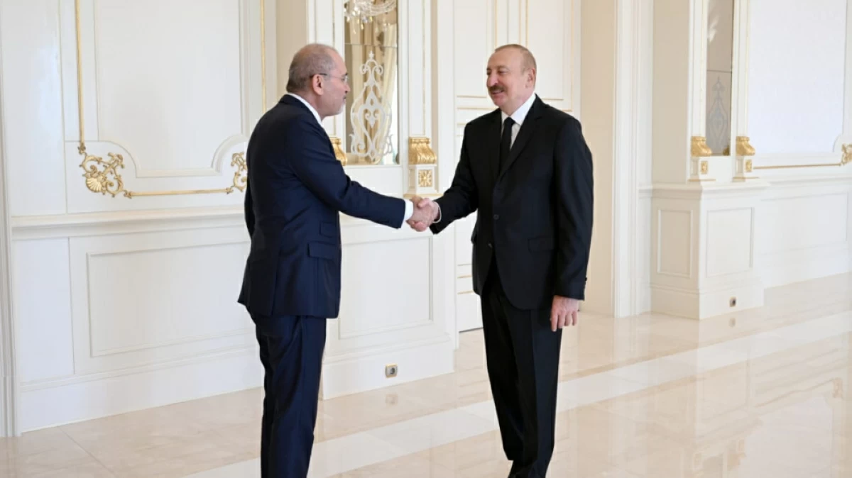 Azerbaijani President Ilham Aliyev on Wednesday receives Deputy Prime Minister and Foreign Minister Ayman Safadi in Baku (Foreign Ministry photo)
