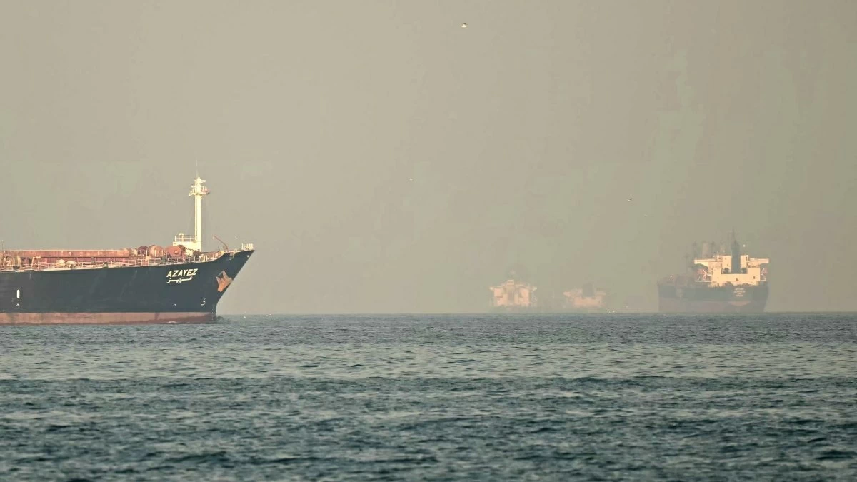 Cargo ships and tankers are seen off the coastal city of Fujairah in the Strait of Hormuz in the Northern Emirates, Feb. 25, 2026(AFP Photo)