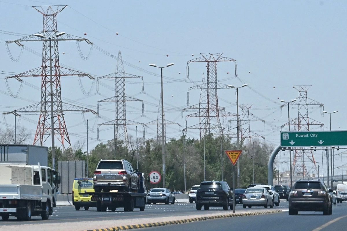 Vehicles drive along a highway on the outskirts of Kuwait City on July 8, 2026. Kuwait condemned on July 8 Iranian attacks on its soil, which it said undermined efforts to de-escalate tensions in the region (AFP photo) 
