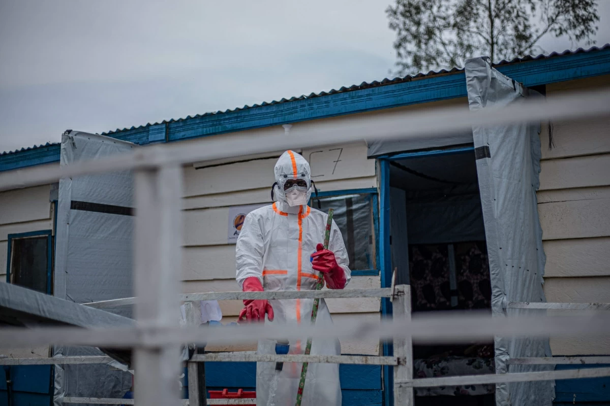 A hygienist wearing personal protective equipment (PPE) begins cleaning and disinfection operations at the Rwampara Ebola Treatment Centre (ETC) in Bunia, Ituri, in the east of the Democratic Republic of Congo on July 13, 2026 (AFP photo)