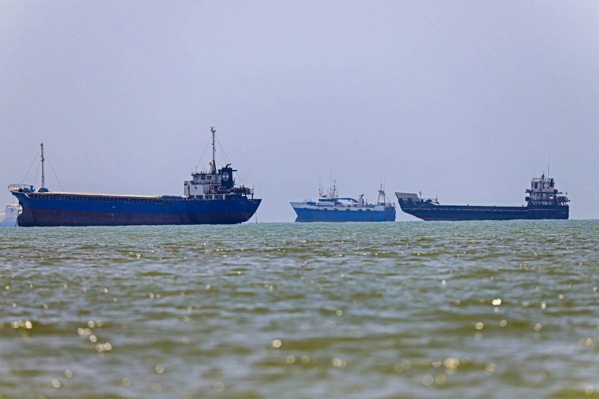 In this picture obtained from Iran's ISNA news agency on June 18, 2026, vessels are seen anchored in Bandar Abbas along the Strait of Hormuz (AFP photo)