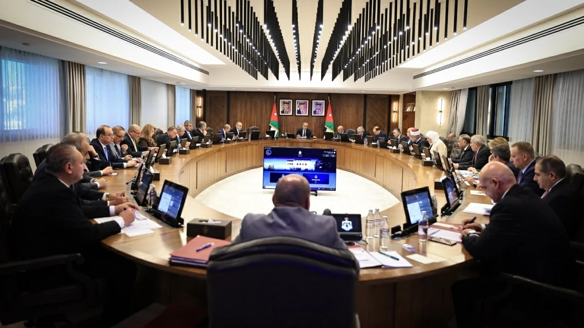 Prime Minister Jafar Hassan chairs a Cabinet session on Wednesday, during which new rules for granting citizenship and residency to investors were approved (Petra photo)
