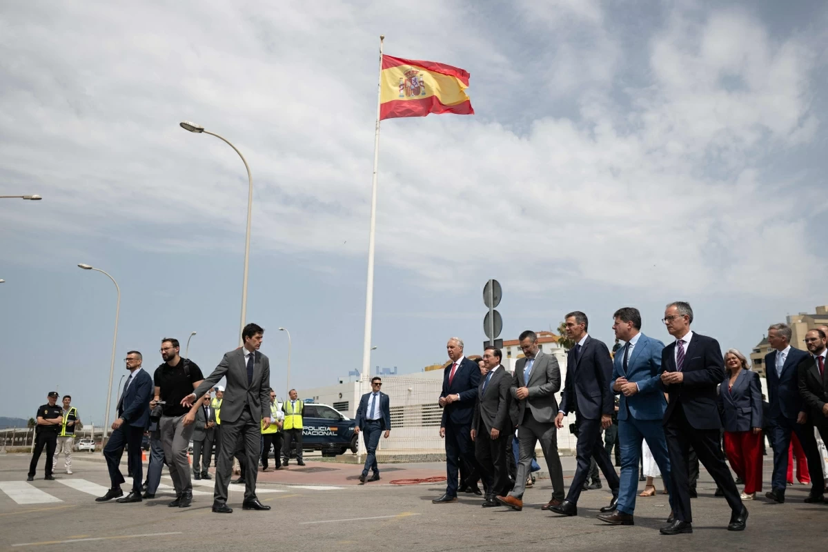 Spain's Prime Minister Pedro Sanchez (third right) and Chief Minister of Gibraltar Fabian Picardo (second left) and other officials walk during a ceremony ending border controls between Spain and the British overseas territory of Gibraltar at the border crossing in La Linea de la Concepcion, southern Spain, on Wednesday (AFP photo)