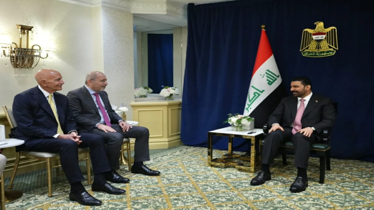 Deputy Prime Minister and Minister of Foreign Affairs Ayman Safadi, Iraqi Prime Minister Ali Al Zaidi and US Ambassador to Turkey and Special Envoy for Syria Thomas Barrack during a meeting in Washington (Foreign Ministry photo)