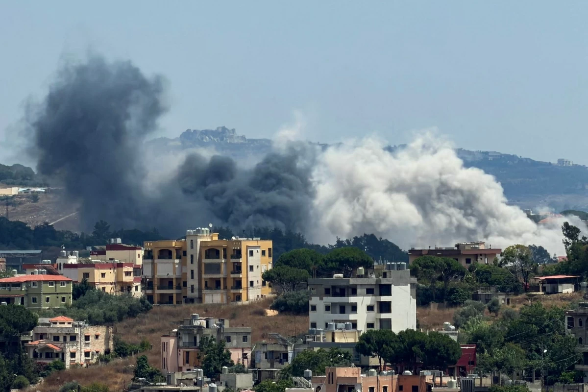  This photograph taken from the southern city of Nabatieh shows smoke rising from the site of an Israeli airstrike that targeted the nearby village of Nabatieh Al Faouqa on July 16, 2026 (AFP photo) 

