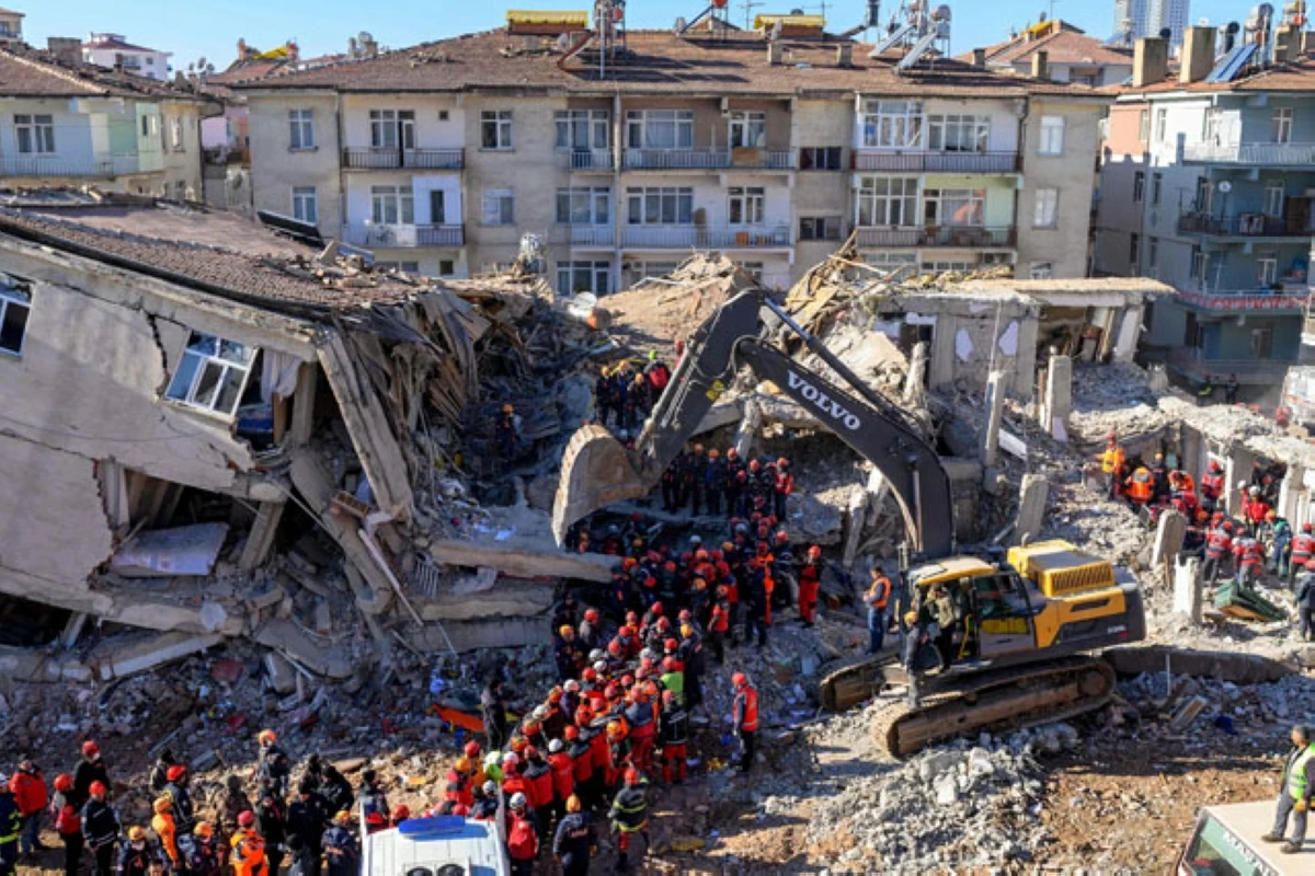 Rescuers desperately attempted on Sunday to find survivors in eastern Turkey in the rubble of collapsed buildings after a powerful earthquake claimed at least 38 lives (AFP photo)