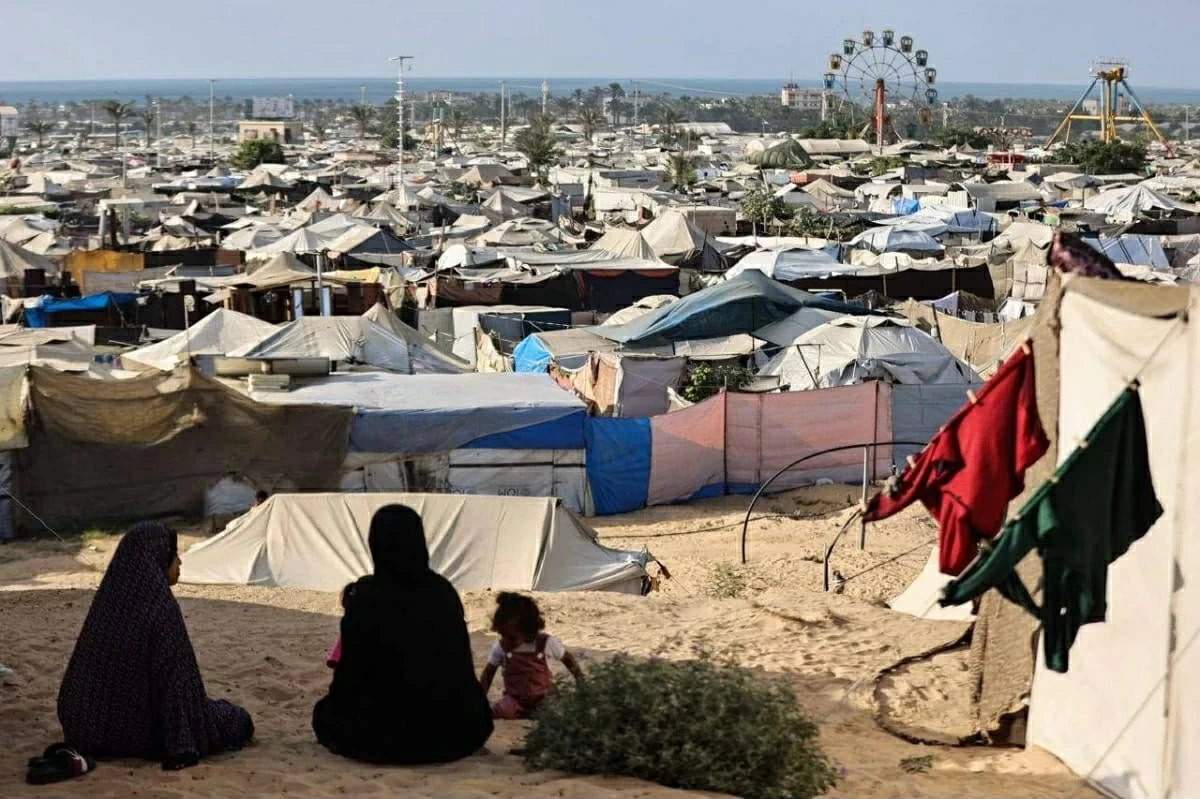 Women and children sit at a camp for displaced Palestinians in Khan Yunis in the southern Gaza Strip, on September 29, 2025 (AFP photo)