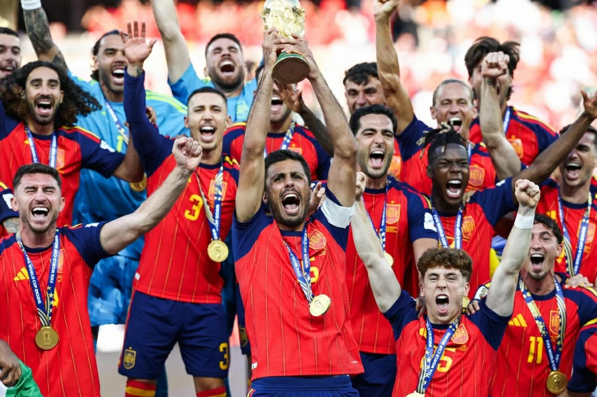 Spain's midfielder Rodri lifts the trophy with his teammates after winning the 2026 World Cup football tournament final match between Spain and Argentina at the New York/New Jersey Stadium in East Rutherford on July 19, 2026
(AFP photo)